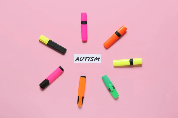 カラフルなマーカーと色の背景の単語の自閉症 — ストック写真
