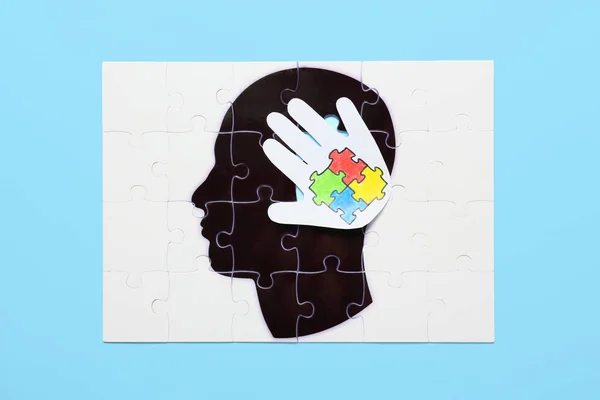 Puzzle Narysowaną Ludzką Głowę Papierową Dłoń Kolorowymi Kawałkami Układanki Tle — Zdjęcie stockowe