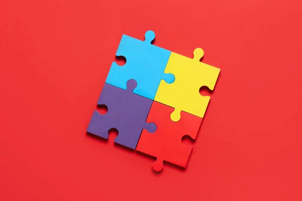 色の背景にカラフルなパズルピース 自閉症障害の概念 — ストック写真