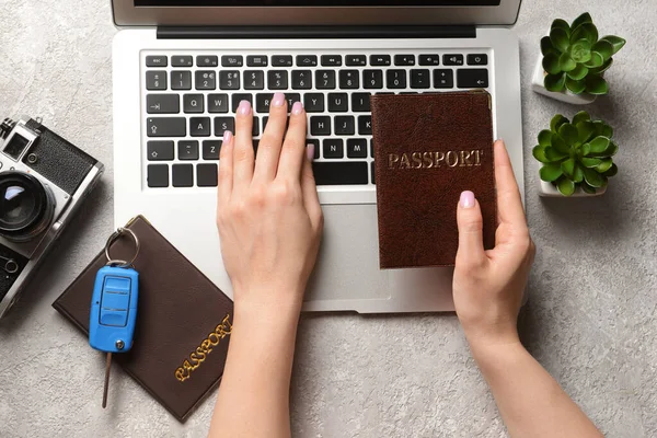 Mulher Com Passaportes Usando Laptop Fundo Grunge Conceito Aluguer Carro — Fotografia de Stock