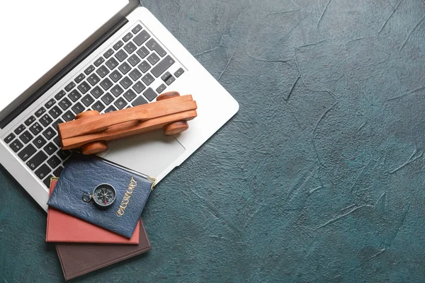 Ноутбук Деревянным Автомобилем Паспортами Компасом Темном Фоне — стоковое фото