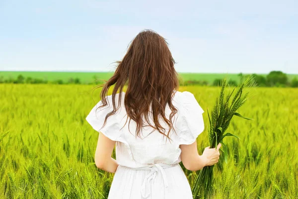 Kvinna Med Gröna Vete Spikelets Fält Solig Dag — Stockfoto