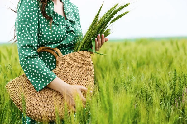 Kvinna Med Korgpåse Och Vete Spikelets Fält — Stockfoto