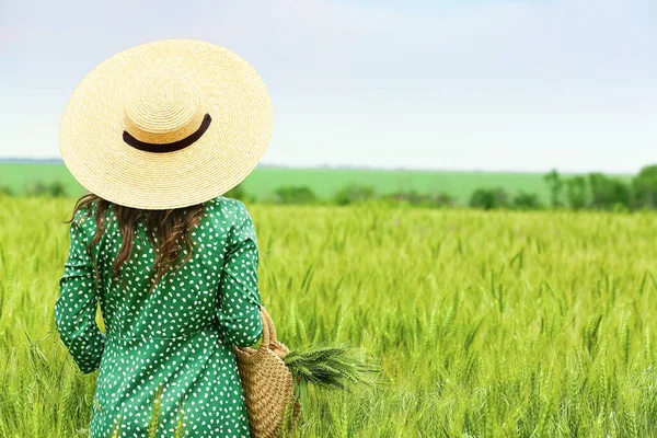 Žena Taškou Zeleném Pšeničném Poli Slunečného Dne — Stock fotografie