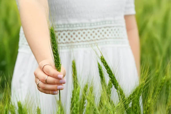 Woman Green Wheat Field Closeup — Stock Photo, Image