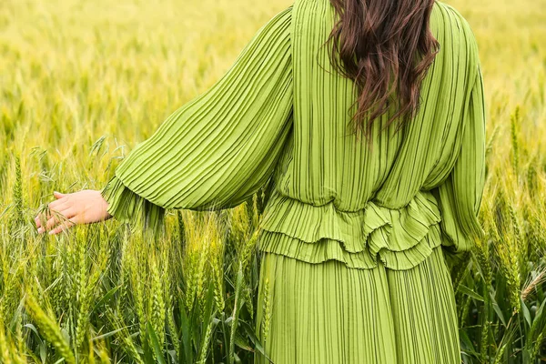 Güneşli Bir Günde Yeşil Buğday Tarlasında Bir Kadın — Stok fotoğraf
