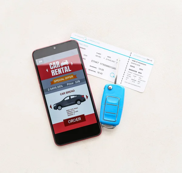 Κινητό Τηλέφωνο Ανοιχτή Εφαρμογή Ενοικίασης Αυτοκινήτων Κλειδί Και Εισιτήριο Λευκό — Φωτογραφία Αρχείου