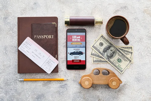 Κινητό Τηλέφωνο Ανοιχτή Εφαρμογή Ενοικίασης Αυτοκινήτων Διαβατήριο Φλιτζάνι Καφέ Χρήματα — Φωτογραφία Αρχείου