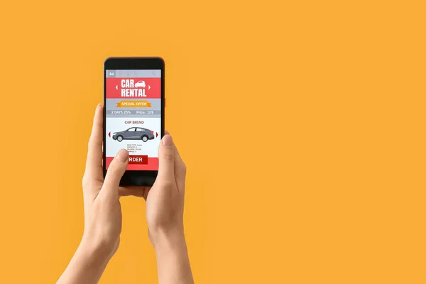Ženské Ruce Mobilní Telefon Otevřenou Půjčovnou Aut App Žlutém Pozadí — Stock fotografie