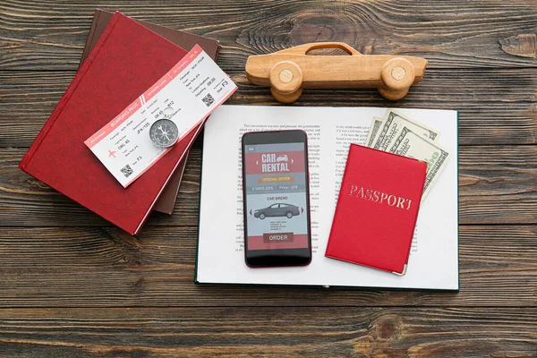 Κινητό Τηλέφωνο Ανοιχτή Εφαρμογή Ενοικίασης Αυτοκινήτων Βιβλία Παιχνίδια Διαβατήριο Και — Φωτογραφία Αρχείου
