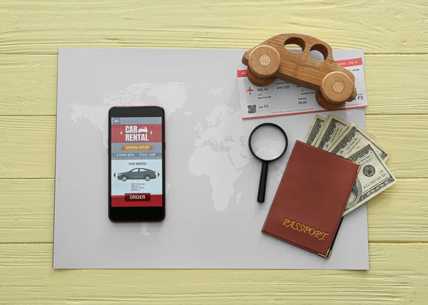 Κινητό Τηλέφωνο Ανοιχτή Εφαρμογή Ενοικίασης Αυτοκινήτων Διαβατήριο Παιχνίδι Χρήματα Και — Φωτογραφία Αρχείου