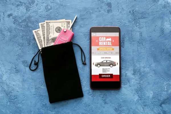Κινητό Τηλέφωνο Ανοιχτή Εφαρμογή Ενοικίασης Αυτοκινήτων Τσάντα Χρήματα Και Κλειδί — Φωτογραφία Αρχείου