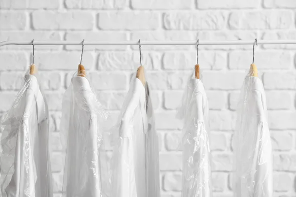 Σχάρα Καθαρά Πουκάμισα Πλαστικές Σακούλες Λευκό Φόντο Τούβλο Closeup — Φωτογραφία Αρχείου