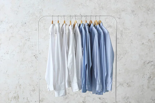 Rack Dengan Kemeja Putih Bersih Dan Biru Latar Belakang Grunge — Stok Foto