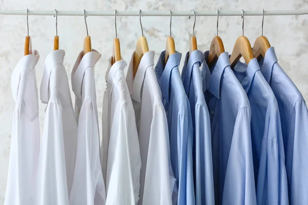 Scaffale Con Camicie Bianche Blu Pulite Sfondo Grunge — Foto Stock