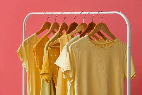 Rack Clean Yellow Clothes Pink Background — Stock Photo, Image