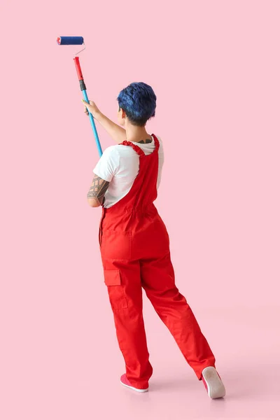 Feminino Pintor Uniforme Vermelho Com Rolo Sobre Fundo Rosa — Fotografia de Stock