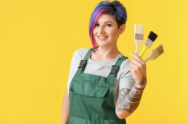 Female Painter Brushes Yellow Background — Stock Photo, Image