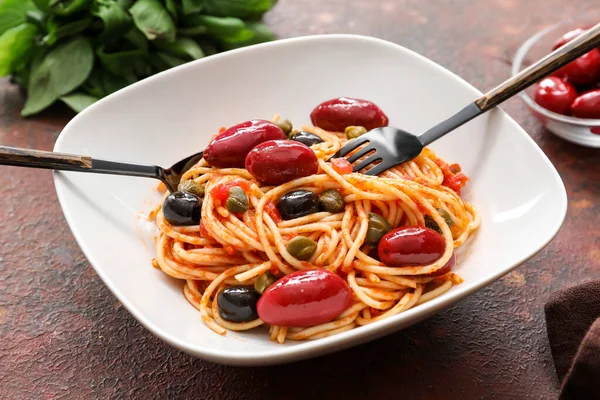 Plate Tasty Pasta Puttanesca Grunge Background — Stock Photo, Image