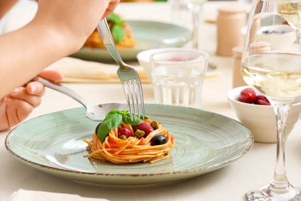 Frau Isst Köstliche Pasta Puttanesca Tisch Restaurant — Stockfoto