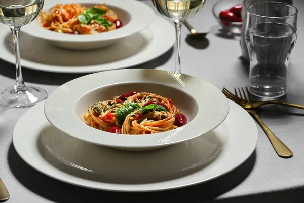 Teller Mit Leckeren Pasta Puttanesca Auf Dem Tisch Restaurant — Stockfoto