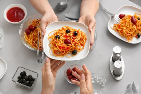 Frauen Mit Einem Teller Leckerer Pasta Puttanesca Tisch Restaurant — Stockfoto