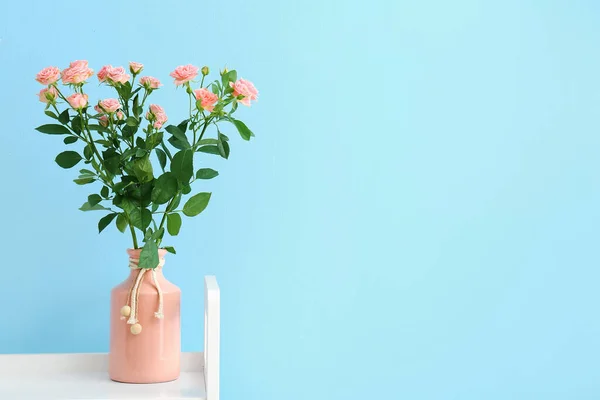 Vaso Con Mazzo Belle Rose Fresche Vicino Muro Blu — Foto Stock