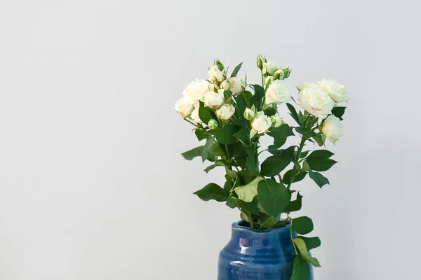 Florero Con Ramo Hermosas Rosas Frescas Cerca Pared Gris Primer — Foto de Stock