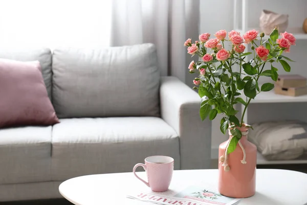 Ваза Красивими Свіжими Трояндами Чашкою Кави Столі Кімнаті — стокове фото