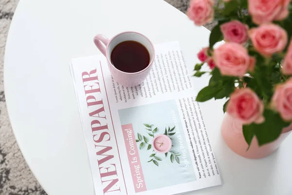 Vase Beautiful Fresh Roses Cup Coffee Table Room Closeup — Stock Photo, Image