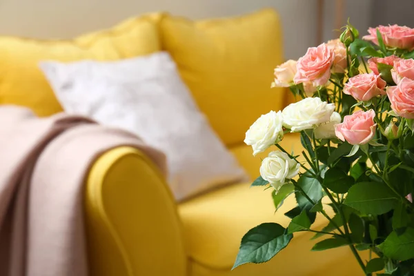 美しい新鮮なバラの花束が部屋に閉じられます — ストック写真