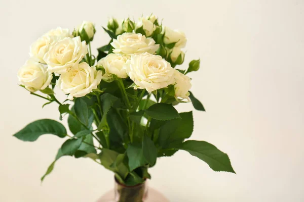Vase Bouquet Beautiful Fresh Roses White Wall Closeup — Stock Photo, Image