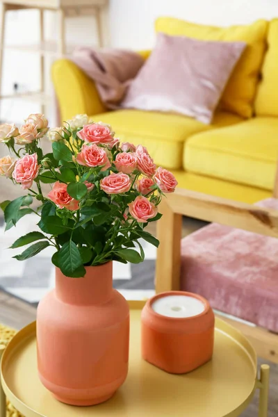 Vase Bouquet Beautiful Fresh Roses Candle Table Room — Stock Photo, Image