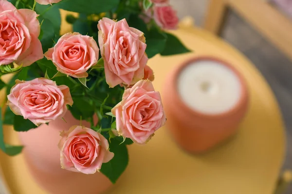 Букет Красивых Свежих Роз Столе Номере Крупным Планом — стоковое фото
