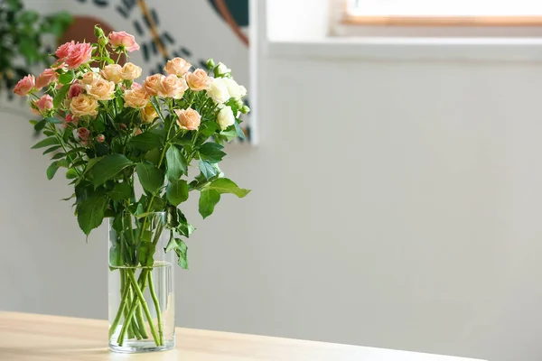 Váza Kyticí Krásných Čerstvých Růží Stole Pokoji — Stock fotografie