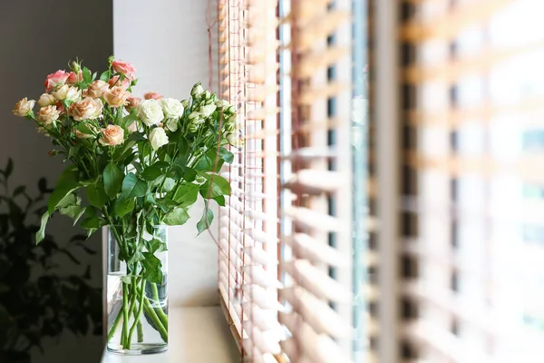 美しい新鮮なバラの花束を窓辺に花瓶 — ストック写真