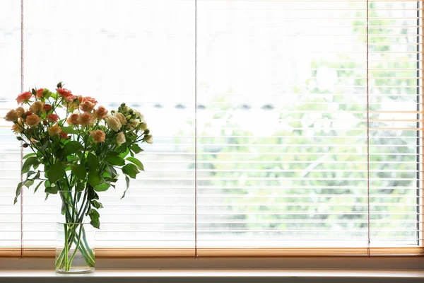 美しい新鮮なバラの花束を窓辺に花瓶 — ストック写真
