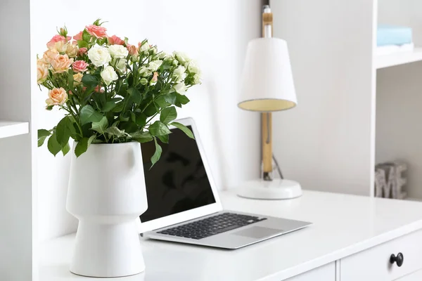 Vaas Met Boeket Van Mooie Verse Rozen Tafel Kamer — Stockfoto