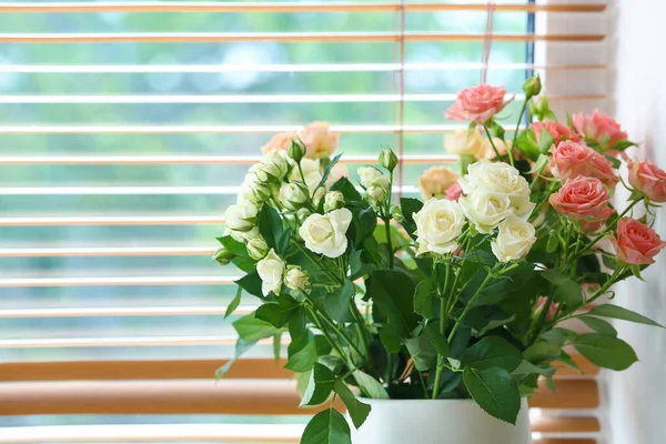 窓の近くに美しい新鮮なバラの花束で花瓶 クローズアップ — ストック写真