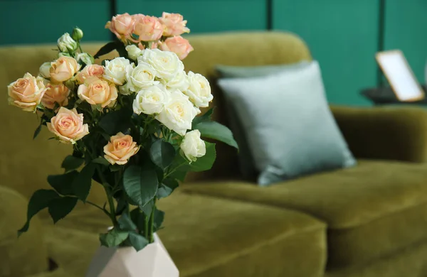 Vase Bouquet Beautiful Fresh Roses Room Closeup — Stock Photo, Image