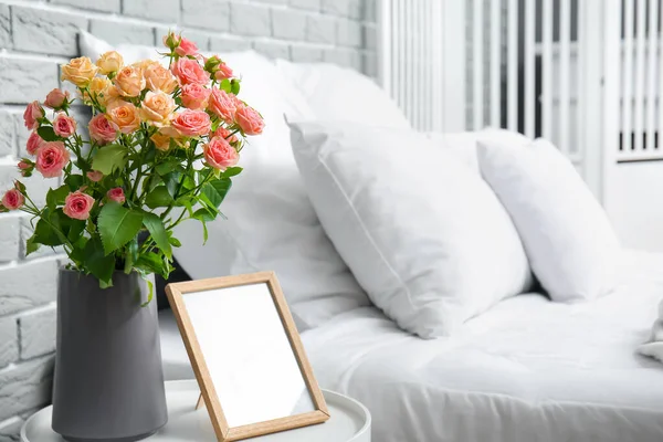 Wazon Bukietem Pięknych Świeżych Róż Pustej Ramki Stole Sypialni — Zdjęcie stockowe