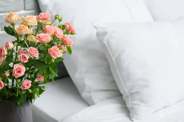 Vase Bouquet Beautiful Fresh Roses Bedroom Closeup — Stock Photo, Image