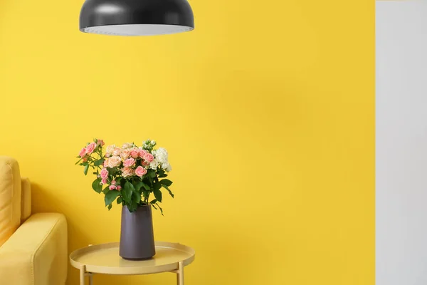 Vase Bouquet Beautiful Fresh Roses Table Yellow Wall — Stock Photo, Image
