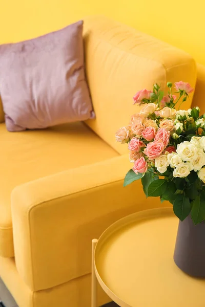 Vase Bouquet Beautiful Fresh Roses Table Comfortable Armchair Yellow Wall — Stock Photo, Image