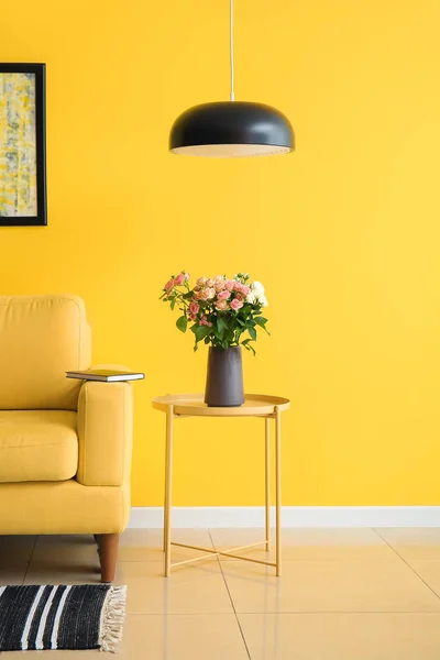 노란색 근처에 테이블 아름다운 꽃다발을 곁들인 — 스톡 사진