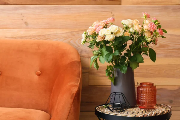 リビングルームでソファの近くのテーブルの上に美しいバラの花瓶 — ストック写真