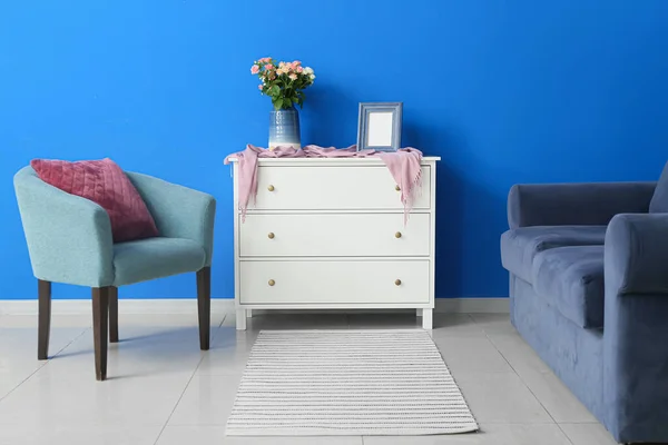 Beautiful Roses Vase Frame Chest Drawers Armchair Sofa Blue Wall — Stock Photo, Image