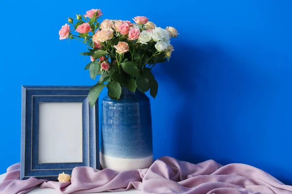 Ваза Красивими Трояндами Рамкою Рожевим Шарфом Полиці Біля Синьої Стіни — стокове фото
