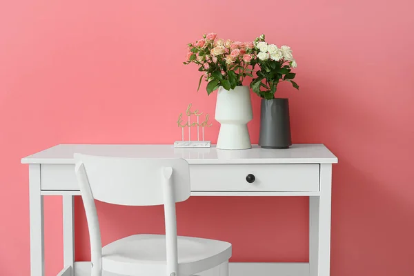 Vases Beautiful Roses Table Chair Pink Wall — Stock Photo, Image