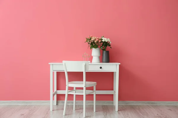 Vases Beautiful Roses Table Chair Pink Wall — Stock Photo, Image
